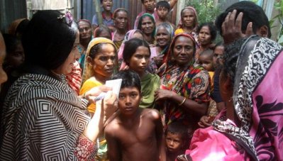 ত্রাণের আশায় ছুটে এসেছেন এই বন্যাদুর্গতরা