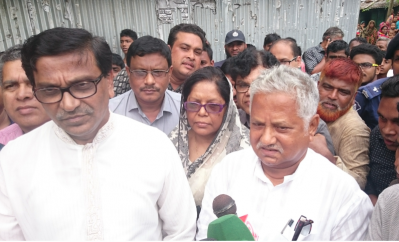 কুড়িগ্রামের নাগেশ্বরীতে বন্যাদুর্গতদের মাঝে ত্রাণ বিতরণ করেন মাহাবুব উল আলম হানিফ