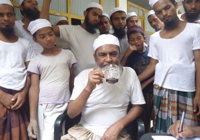 চায়ের কাপ হাতে অধ্যাপক আবদুল মজিদ