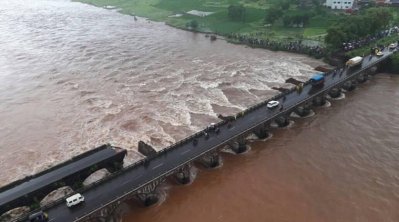 স্রোতের তোড়ে ভেসে গেল সেতু