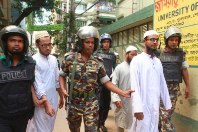 পুলিশের অভিযানে ড্যাফোডিলের ১০ শিক্ষার্থীসহ আটক  ১২