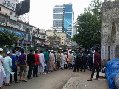 উত্তর ও দক্ষিণ ফটকে আর্চওয়ে বসিয়ে তল্লাশির মাধ্যমে মুসুল্লিদের ঢুকতে দেওয়া হচ্ছে