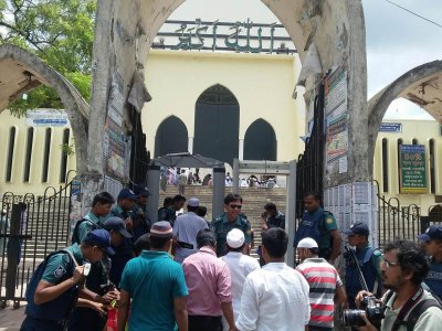 উত্তর ও দক্ষিণ ফটকে আর্চওয়ে বসিয়ে তল্লাশির মাধ্যমে মুসুল্লিদের ঢুকতে দেওয়া  হচ্ছে
