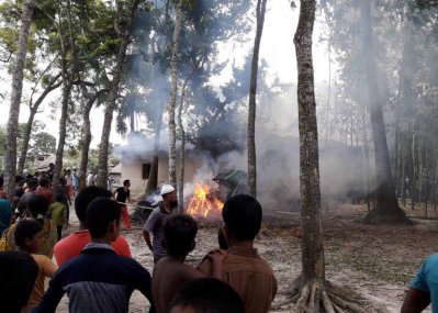 হিলিতে পুকুর নিয়ে সংঘর্ষ, অভিযুক্ত রবিউলের বাড়িতে আগুন দেওয়া হচ্ছে