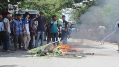 শিক্ষার্থীদের সড়ক অবরোধ