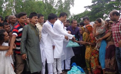 ত্রাণ বিতরণ করছেন ছাত্রলীগের সাবেক সভাপতি মাহমুদ হাসান