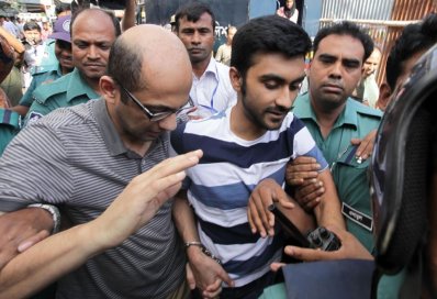 ১০. আদালত এলাকায় হাসনাত ও তাহমিদ