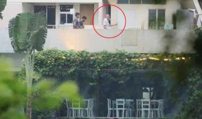১. আর্টিজানের দোতলার বারান্দায় হাসনাত ও তাহমিদ
