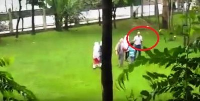 ৭. পরিবারসহ হাসনাত বেরিয়ে যাচ্ছেন হলি আর্টিজান থেকে