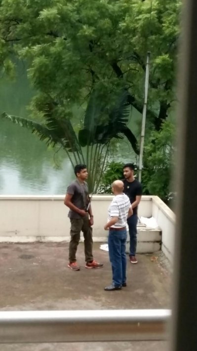 ৫. আয়েশি ভঙ্গিতে তারা