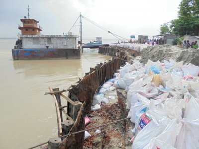 দৌলতদিয়ার ঘাট ভেঙে যাওয়ায় ফেরি চলাচল বন্ধ