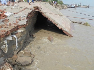 দৌলতদিয়ার ঘাট ভেঙে যাওয়ায় ফেরি চলাচল বন্ধ
