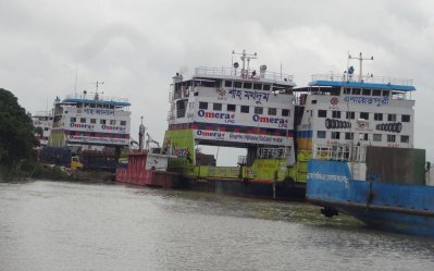 ঘাট বিলীন হওয়ায় বন্ধ ফেরি চলাচল