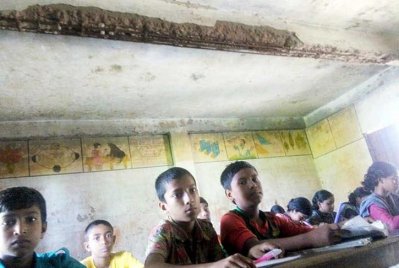 ঝুঁকিপূর্ণ ভবনে পাঠদান, যেকোনও সময় দুর্ঘটনার আশঙ্কা