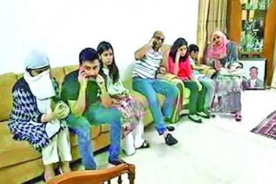 ফোনে কথা বলছেন হাসনাত রেজা