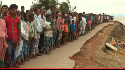 ভাঙন থেকে রাজাপুরকে রক্ষার দাবিতে মানববন্ধন