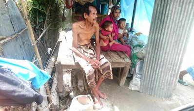 শ্বশুর ও দুই শিশু নিয়ে পথে আশ্রয় নেওয়া এই পুত্রবধূ কোনো ত্রাণ সহায়তা পাননি