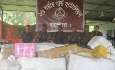 আটক যন্ত্রাংশসহ বিজিবি সদস্যরা