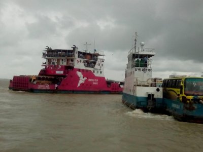 স্বাভাবিক হতে শুরু করেছে দৌলতদিয়া-পাটুরিয়া রুটে ফেরি চলাচল