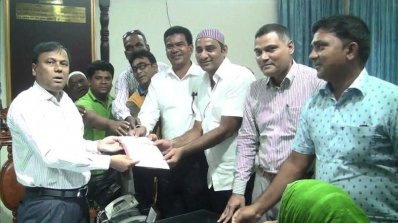 বন্যাদুর্গতদের জন্য জেলা প্রশাসকের হাতে লাখ টাকার চেক তুলে দিচ্ছে সৈয়দপুর পৌরসভা