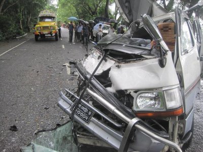 দুমড়ে-মুচড়ে যাওয়া তারেক মাসুদ-মিশুক মুনীরকে বহনকারী মাইক্রোবাস