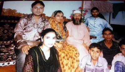 পরিবারের সঙ্গে ইমাম আলাউদ্দিন (টুপি পরিহিত)। শনিবার নিউ ইয়র্কে দুষ্কৃতকারীদের গুলিতে নিহত হন তিনি।