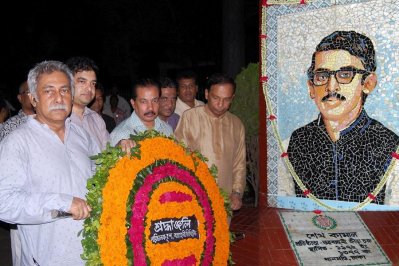 রাত ১২টা ১ মিনিটে ধানমণ্ডির ৩২ নম্বরে শেখ কামালের প্রতিকৃতিতে শ্রদ্ধা নিবেদন করেন আবাহনীর কর্মকর্তারা। 