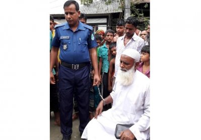 পুলিশের হাতে আটক ভুয়া কবিরাজ আক্তারুজ্জামান