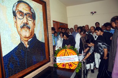 রাবিতে বঙ্গবন্ধুর প্রতিকৃতিতে পুষ্পস্তবক অর্পণ