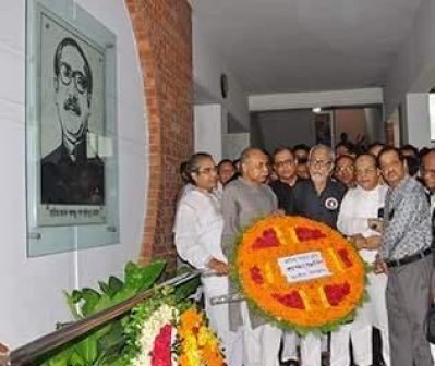  জাতীয় প্রেসক্লাব নেতাদের  শ্রদ্ধা নিবেদন