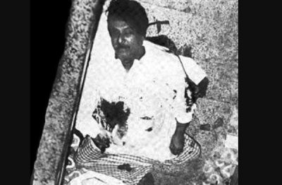 সিঁড়িতে পড়ে আছে শেখ মুজিবের লাশ