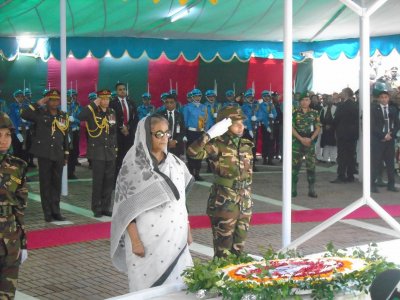 টুঙ্গিপাড়ায় বঙ্গবন্ধুর সমাধিতে শ্রদ্ধা নিবেদন করছেন প্রধানমন্ত্রী শেখ হাসিনা