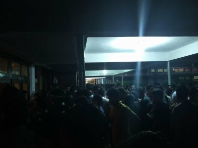 ট্রিবিউট টু স্যার লাকী আখান্দ- কনসার্ট উপভোগ করতে অডিটরিয়ামের বাইরে অপেক্ষমান দর্শক।