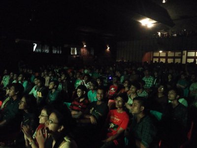 ট্রিবিউট টু স্যার লাকী আখান্দ- কনসার্ট অডিটরিয়ামে দর্শক সারি।