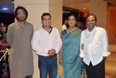 অজ্ঞাতনামা&rsquo;র পরিচালক ও অভিনেতা&rsquo;র সঙ্গে সুবর্ণা-সৌদ দম্পতি।