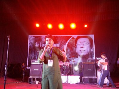 ট্রিবিউট টু স্যার লাকী আখান্দ- মঞ্চে পরিবেশনা।
