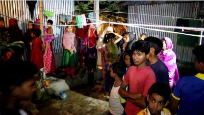 মারজানের বাড়িতে এলাকাবাসীর ভিড়