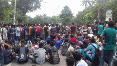 প্রেসক্লাবের সামনে জবি শিক্ষার্থীদের বিক্ষোভ