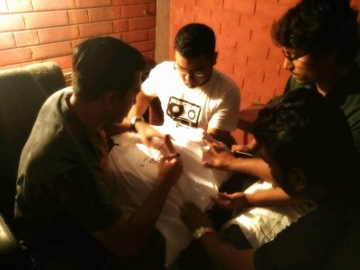 টি-শার্টে স্বাক্ষর করছেন তাহসান