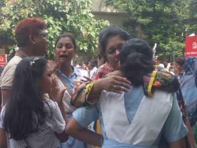 আশানুরূপ ফল না পাওয়ায় শিক্ষার্থীদের কান্না 
