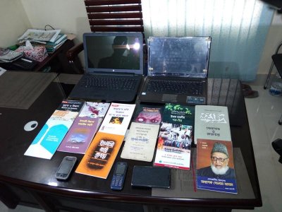 জঙ্গিদের কাছ থেকে উদ্ধার করা সরঞ্জাম 