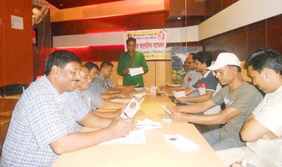 সংবাদ সম্মেলনে বক্তব্য রাখছেন বাস্তহারা লীগ নেতা রিপন জোয়ার্দার