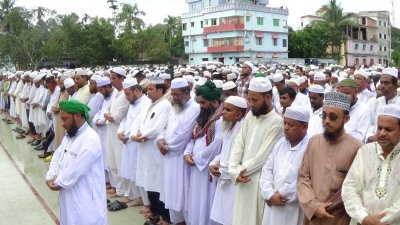 আলাউদ্দিন আখঞ্জির জানাজার নামাজের একাংশ