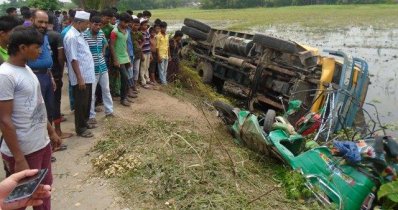 কুমিল্লায় ট্রাক-সিএনজি সংঘর্ষ