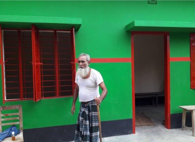 প্রধানমন্ত্রীর দেওয়া বাড়ির সামনে মুক্তিযোদ্ধা আনসার আলী
