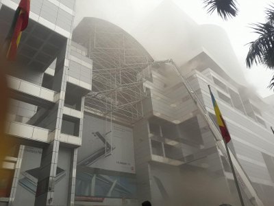 ধোঁয়ায় আচ্ছন্ন বসুন্ধরা সিটি