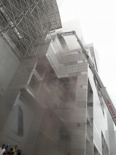 ধোঁয়ায় আচ্ছন্ন বসুন্ধরা সিটি