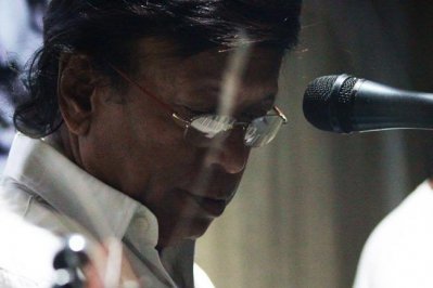 লাকী আখান্দ।