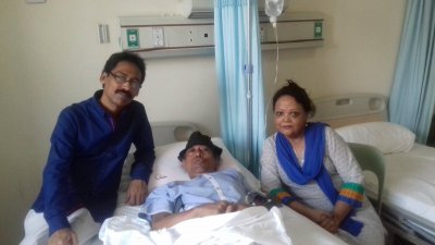 লাকীর আখান্দের পাশে সাবিনা ইয়াসমিন ও সুরকার ফরিদ আহমেদ