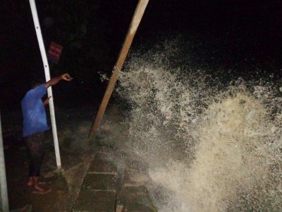 চাঁদপুরে জলোচ্ছ্বাস, শহর রক্ষা বাঁধে ধস